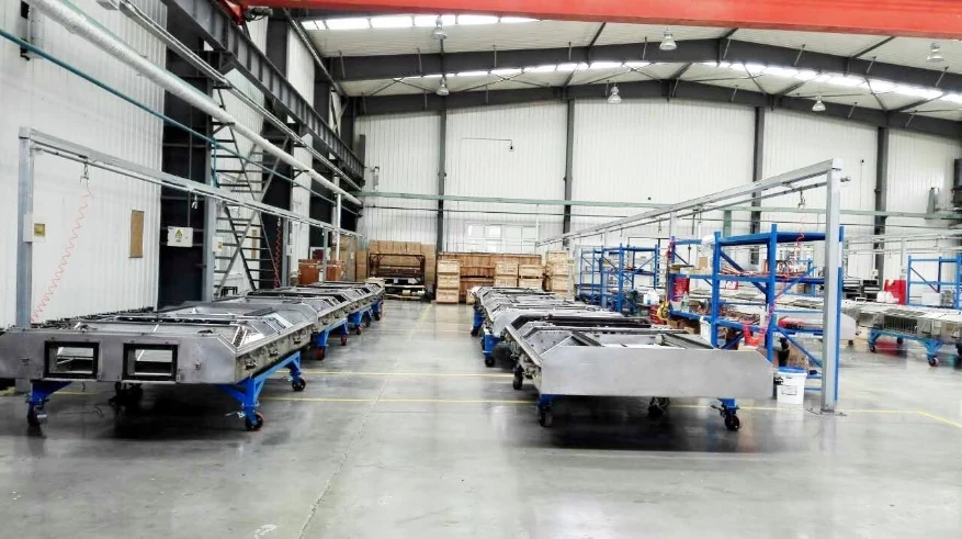Rail air conditioning assemblies in the Wuhan workshop shown in CTNET materials