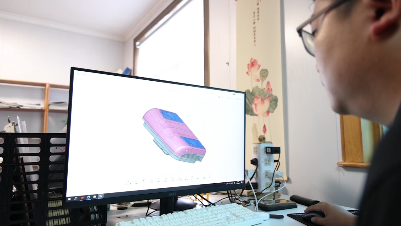 Digital air-conditioner model being reviewed by a VETHY product designer