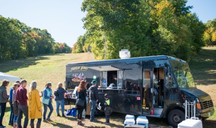 Enhancing Long-Haul Comfort: The Dual-Fan & Dual-Rotor Revolution in Truck Parking AC Systems